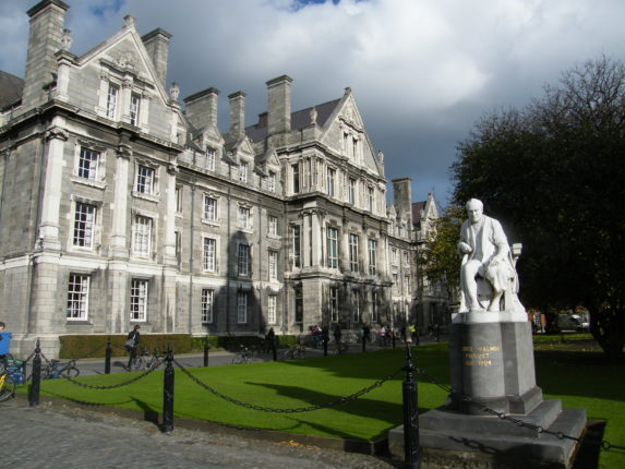 https://commons.wikimedia.org/wiki/File:Trinity_College_Dublin_4.jpg